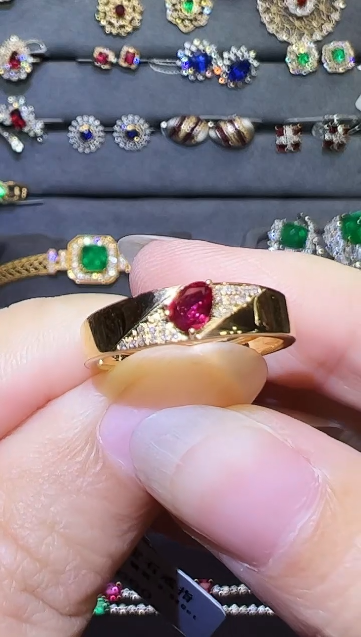 18K金镶嵌戒指红宝石情***姐0.3CT无烧