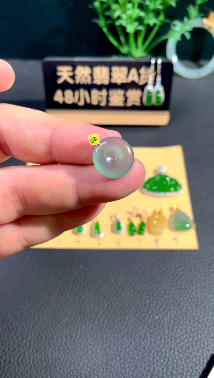 颈饰18K金镶嵌翡翠翡翠