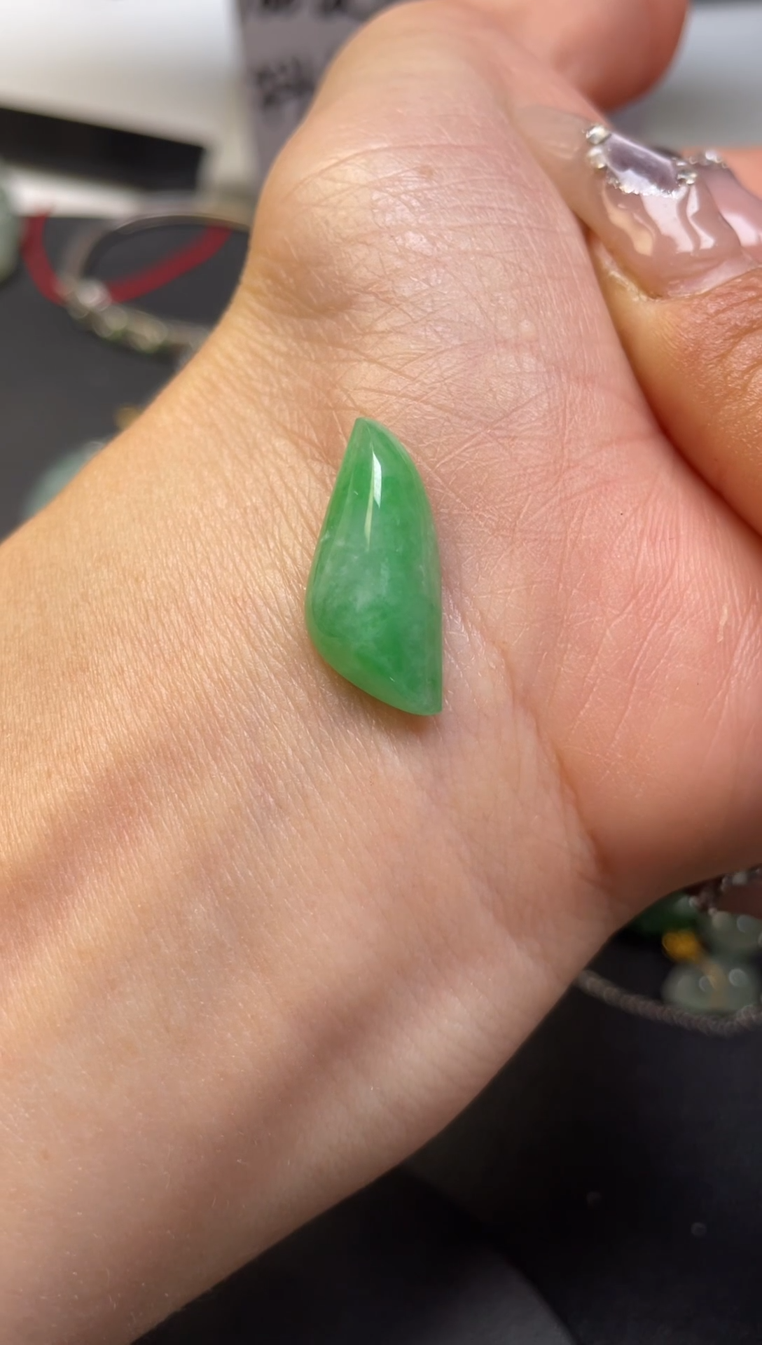 翡翠未镶嵌颈饰随形