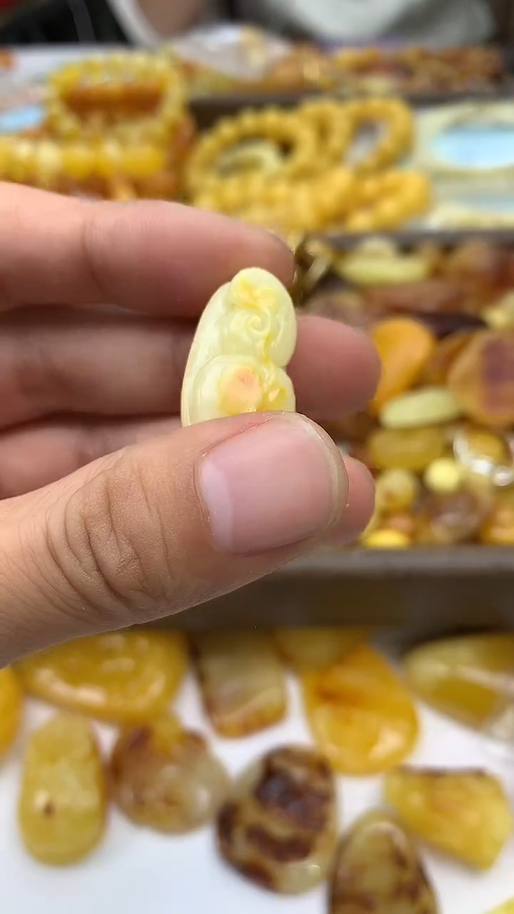 裸石琥珀未镶嵌葫芦