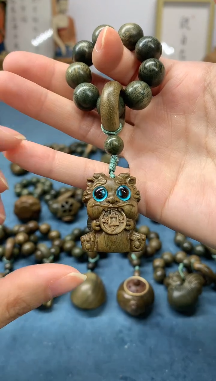 【闪购商品】维腊木（绿檀）把件吞金兽 盘玩件