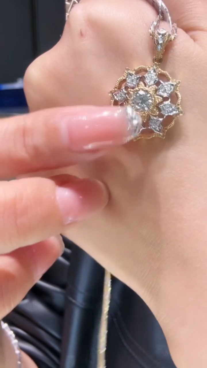 【闪购商品】钻石吊坠（不含链）18K金镶嵌八芒星
