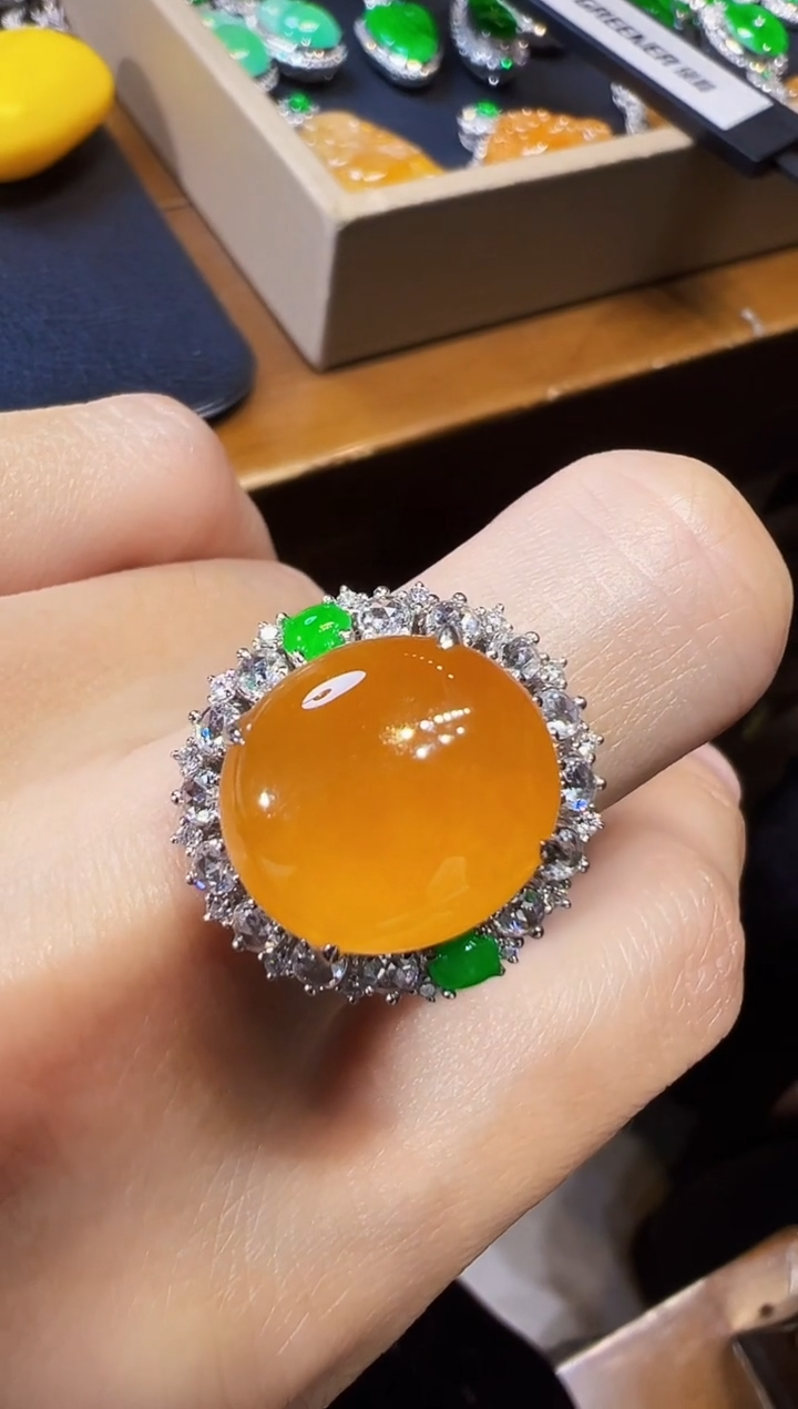 18K金镶嵌戒指翡翠蛋面