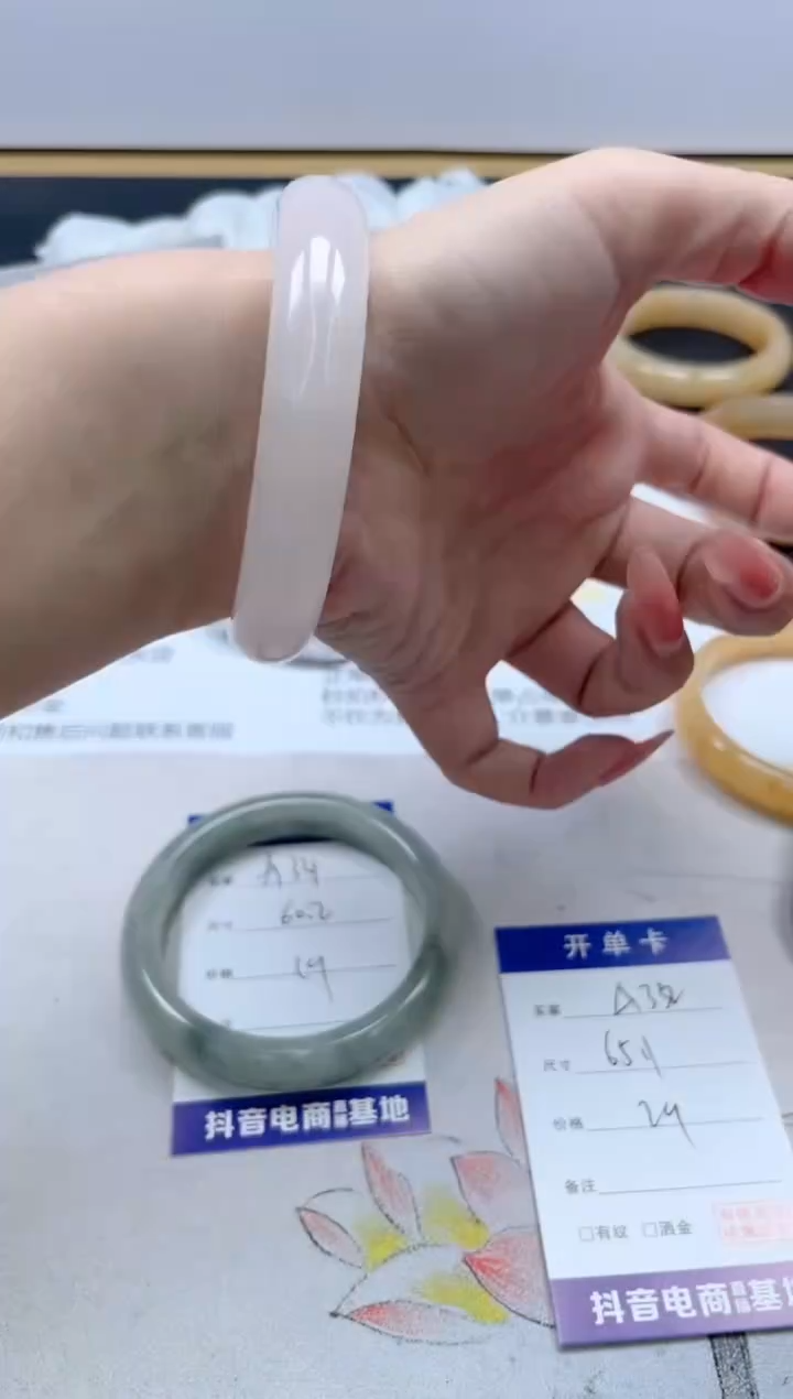 【闪购商品】石英质玉手镯合金A332/65.1