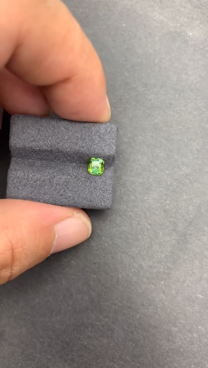 【闪购商品】石榴石（沙弗莱）裸石未镶嵌50分