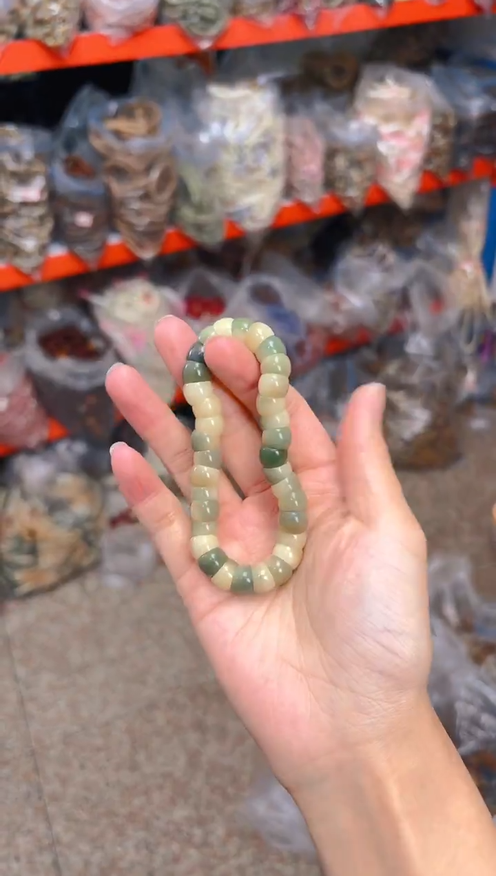 吊坠菩提根/象牙果绿色飘花小肠单圈