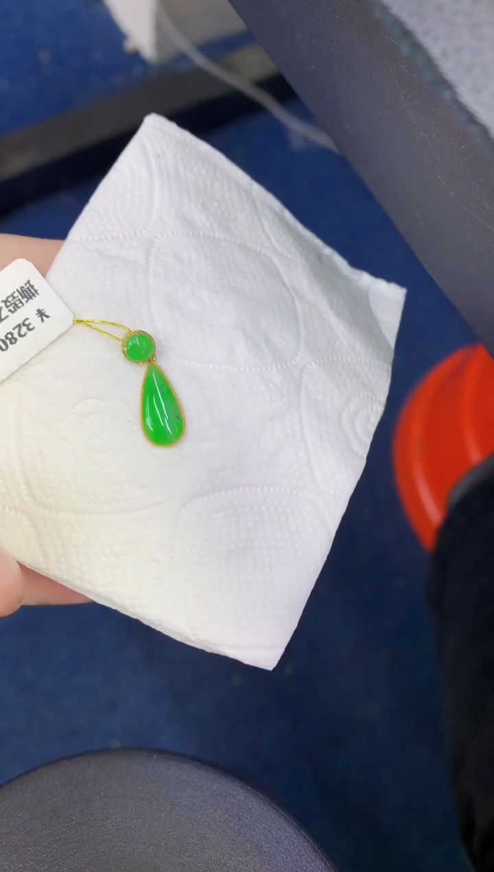 颈饰18K金镶嵌翡翠缅甸天然翡翠A货