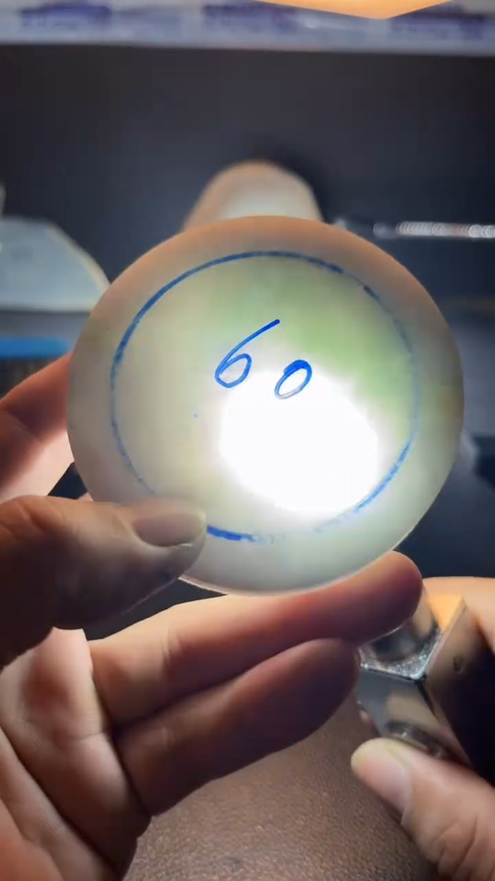裸石翡翠诚***下天然翡翠