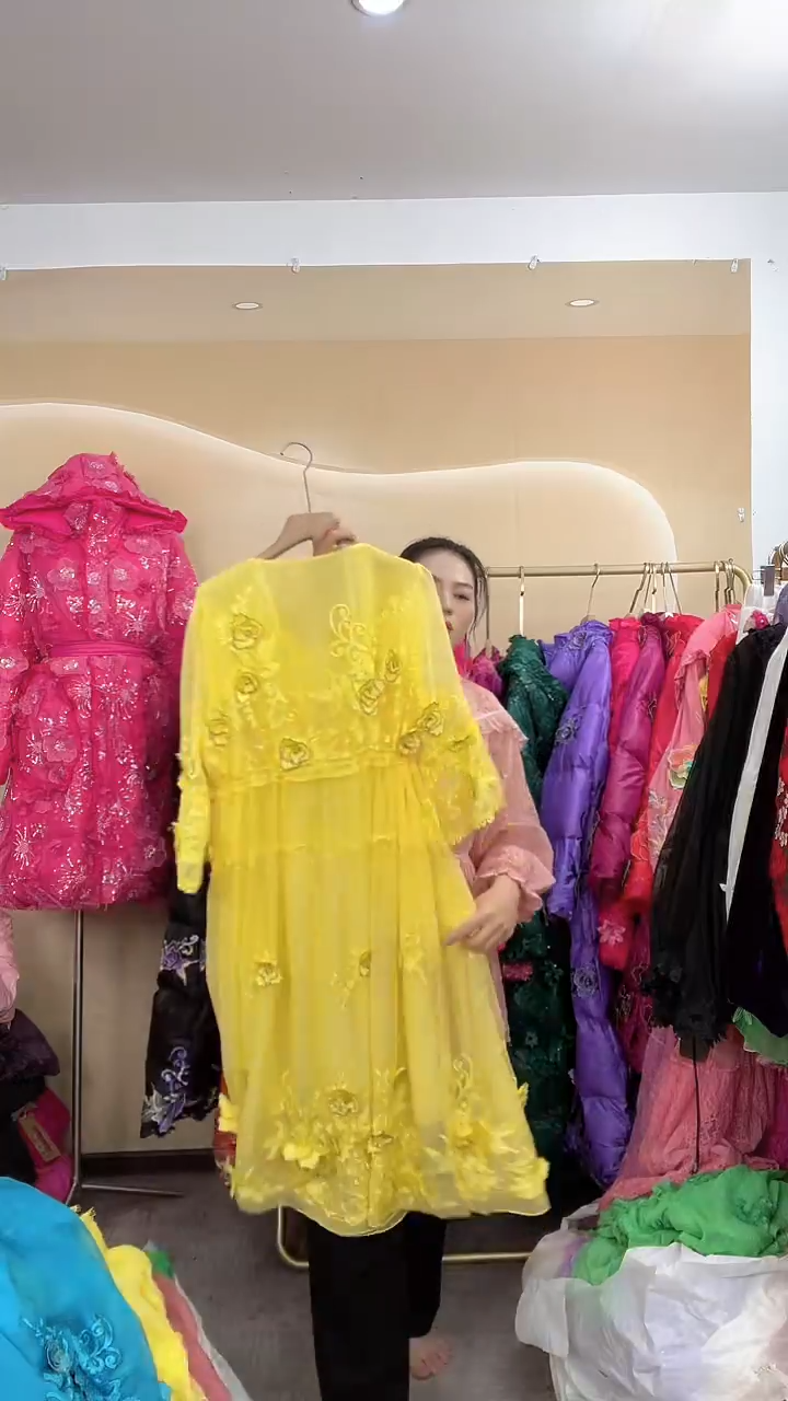 常规款黄色花后连衣裙