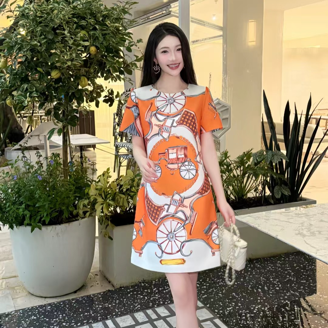 橘车映画 高级感时尚印花马车优雅灵动气质A字连衣裙短款8301