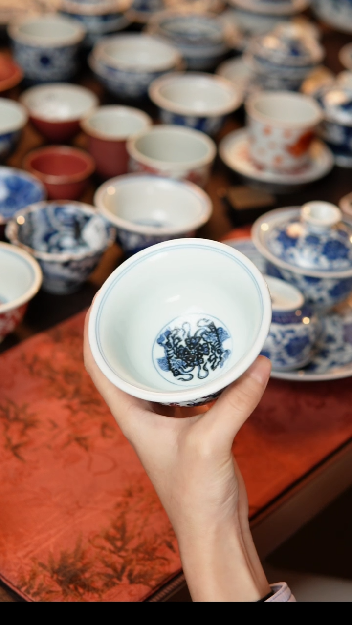 其他陶瓷缠枝连内绘釉里红压手杯