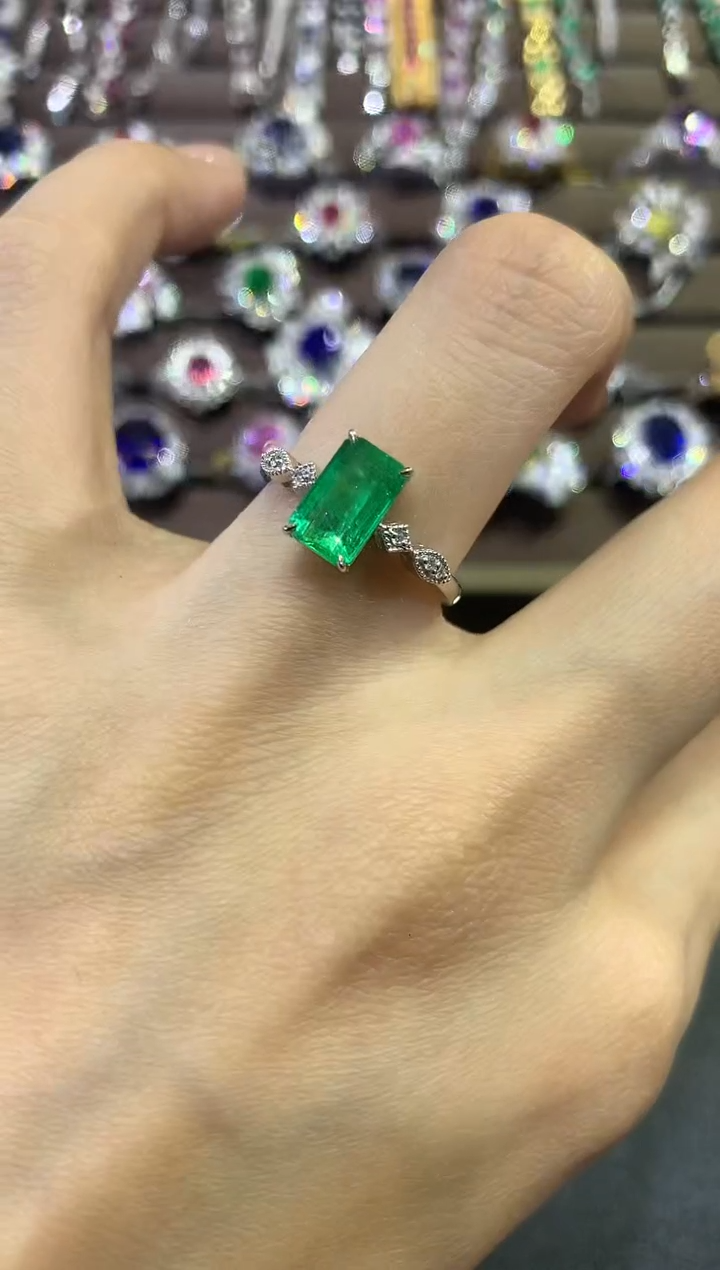 【闪购商品】祖母绿戒指18K金镶嵌a225