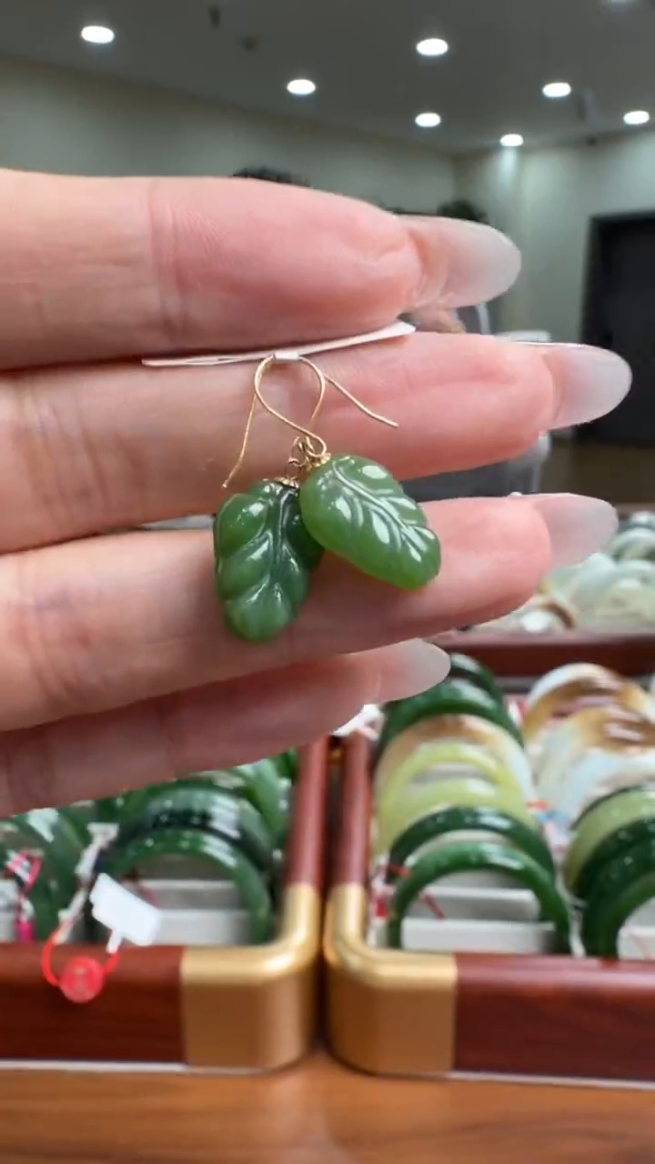 颈饰18K金镶嵌和田玉耳饰一对