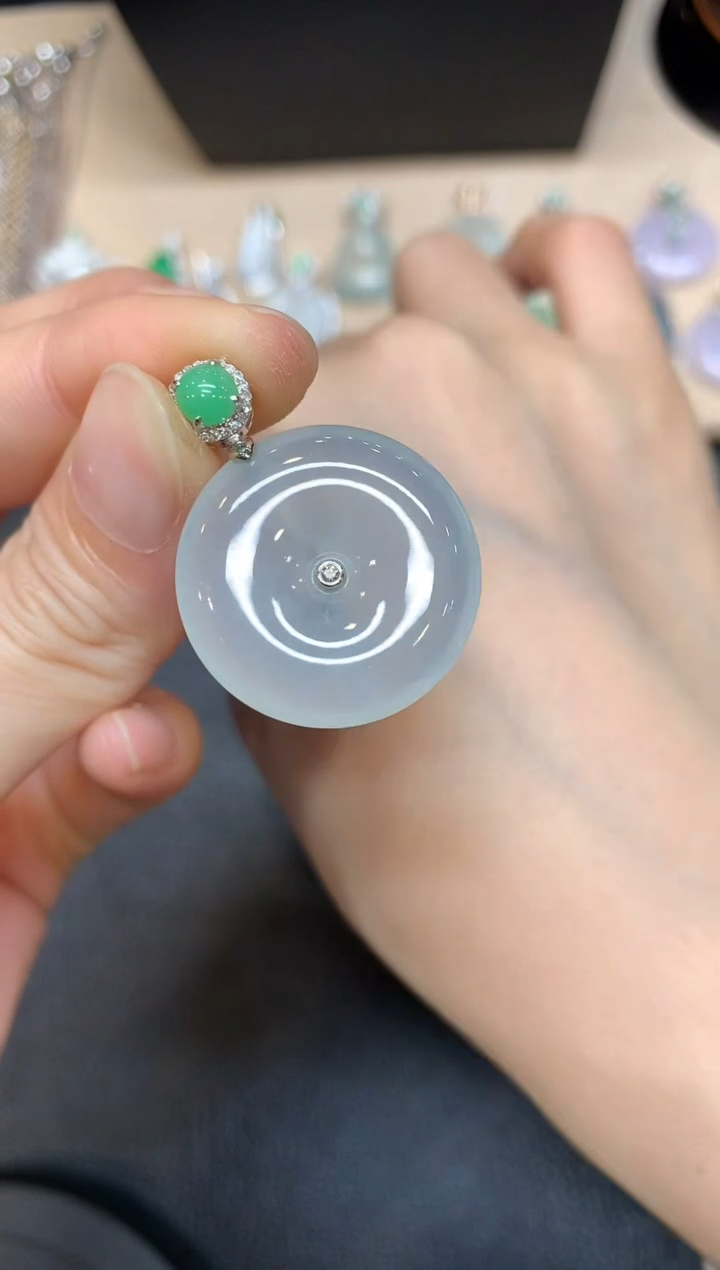 【闪购商品】翡翠颈饰18K金镶嵌平安扣【无服务费