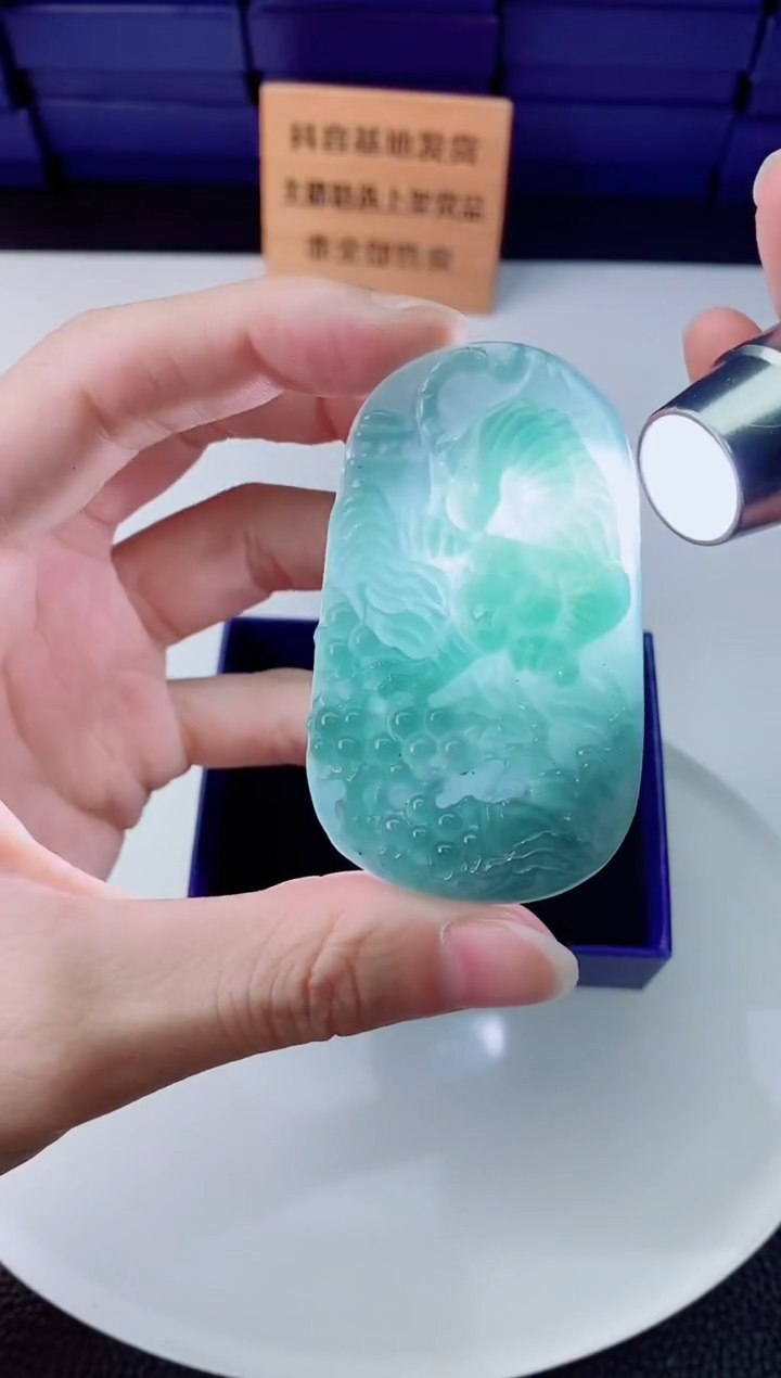 翡翠未镶嵌颈饰   `