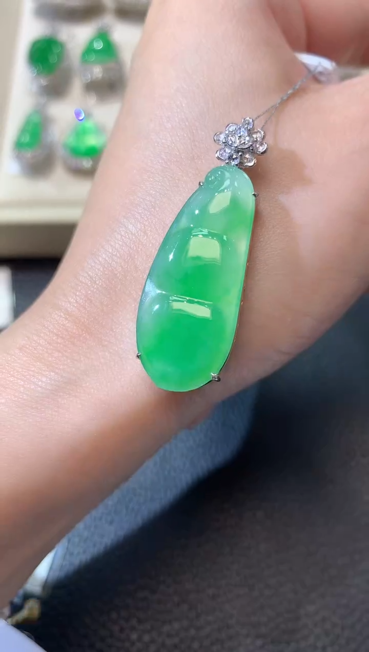 【闪购商品】翡翠吊坠(不含链)18K金镶嵌A78