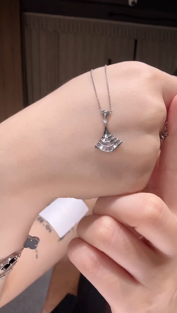 18K金镶嵌项链钻石裙子项链