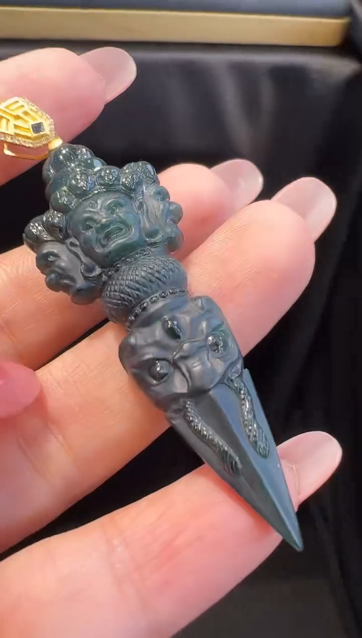 颈饰18K金镶嵌翡翠吊坠