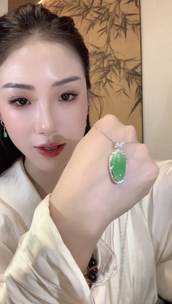 【闪购商品】翡翠吊坠(不含链)18K金镶嵌A18翡翠