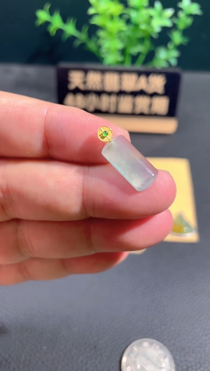 翡翠18K金镶嵌颈饰翡翠