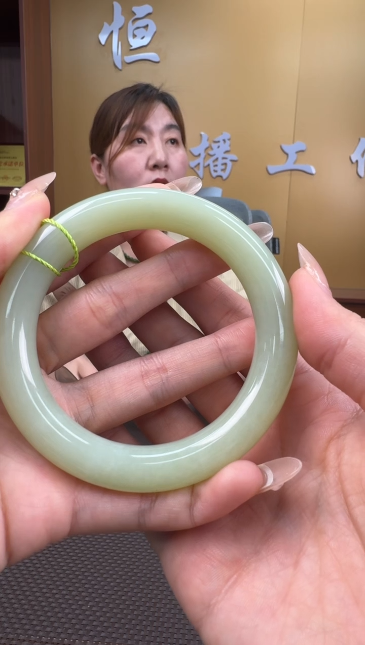 【闪购商品】和田玉手镯未镶嵌56圆条
