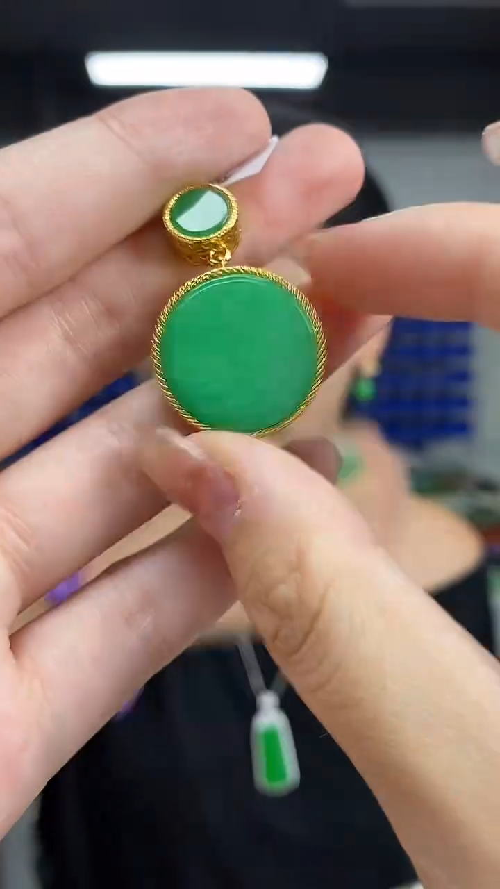 颈饰未镶嵌翡翠多样性发其一颜色微差