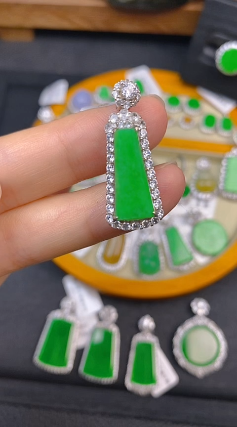 翡翠银S925镶嵌颈饰无事牌