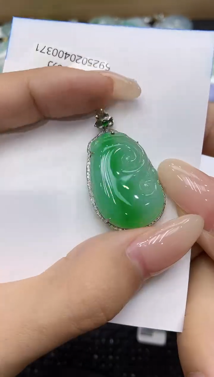 翡翠18K金镶嵌颈饰111111111111