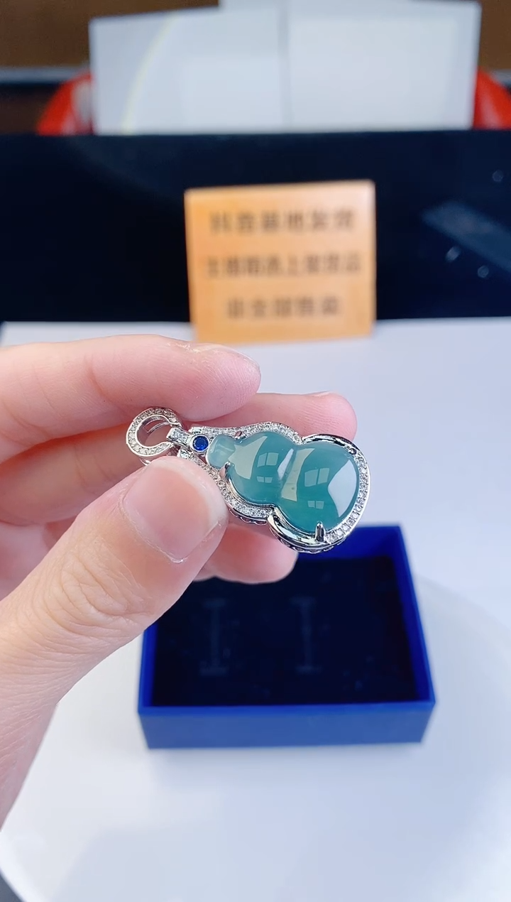 颈饰未镶嵌翡翠 