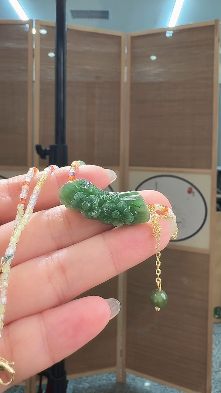 和田玉未镶嵌颈饰吊坠