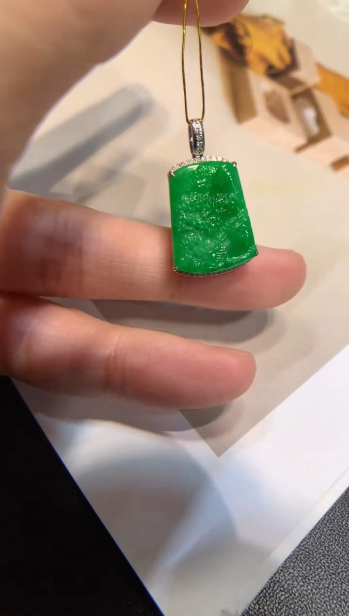 颈饰18K金镶嵌翡翠山水牌