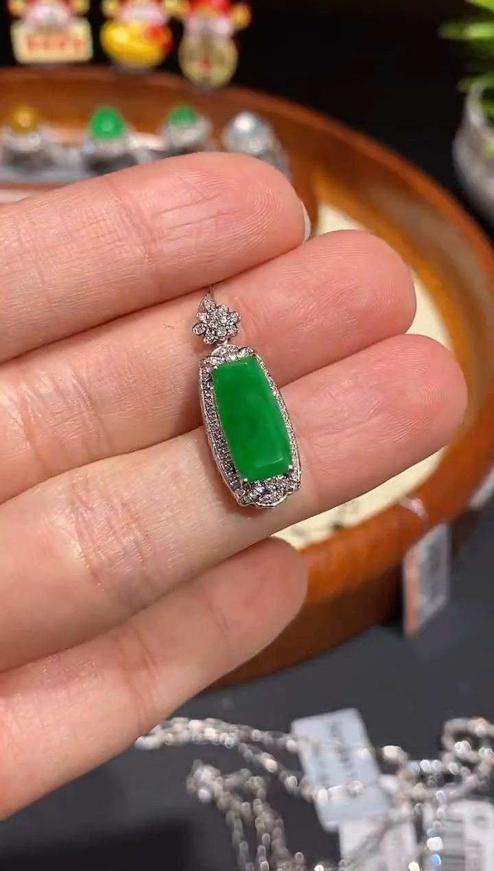 【闪购商品】翡翠颈饰18K金镶嵌吊坠