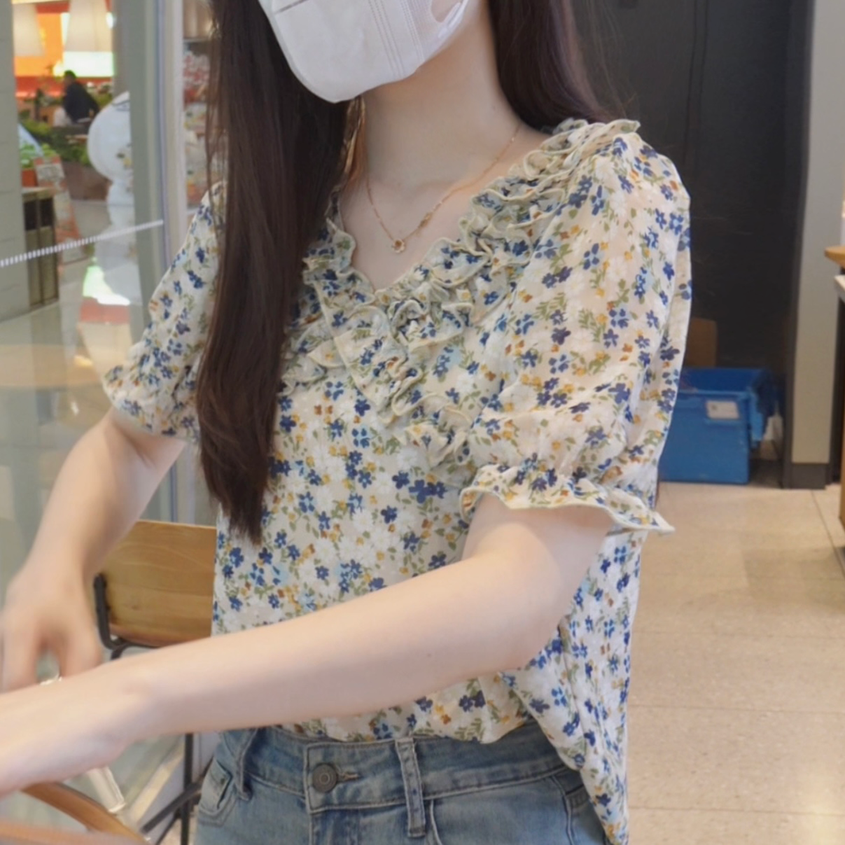 【大脸哈】时尚木耳边短袖碎花衬衫女2025新款v领设计感宽松上衣