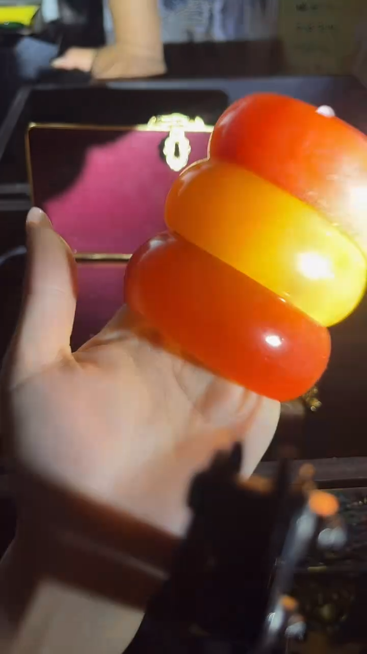 和田玉手镯未镶嵌手镯.1只..扁宽其中一只给