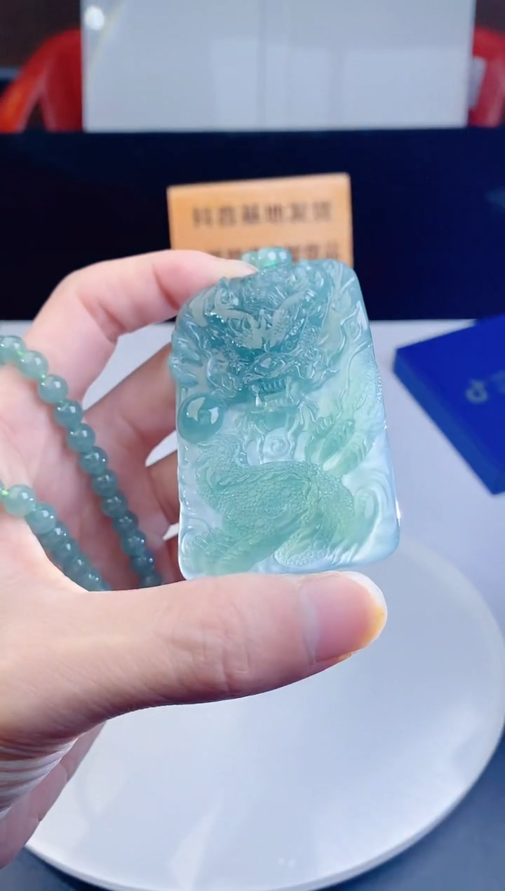 颈饰未镶嵌翡翠  