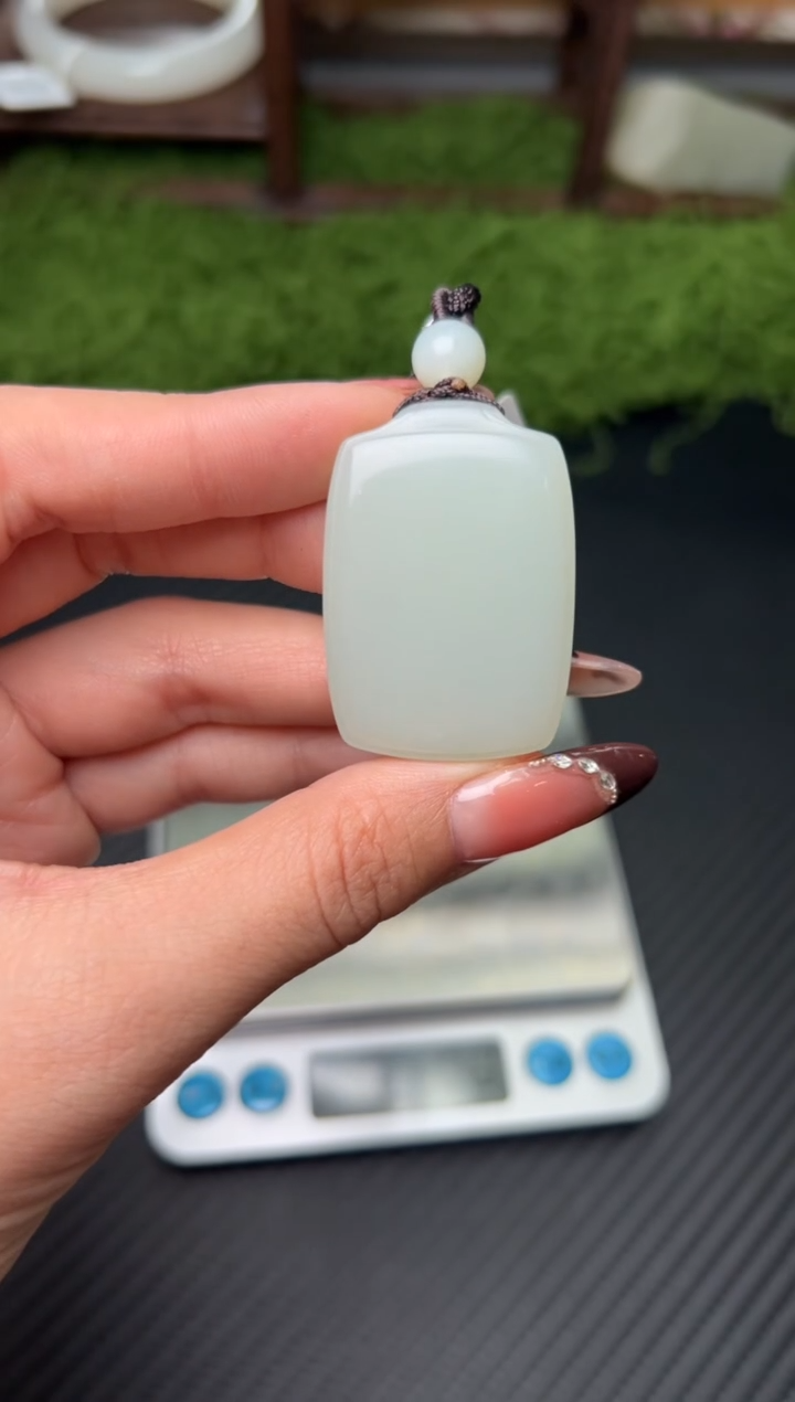 吊坠(赠链)未镶嵌和田玉且末微色差近矿吊坠