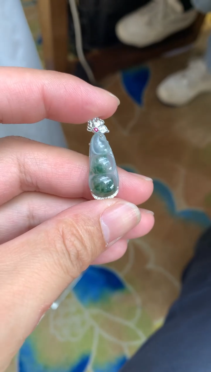 【闪购商品】翡翠颈饰18K金镶嵌福豆