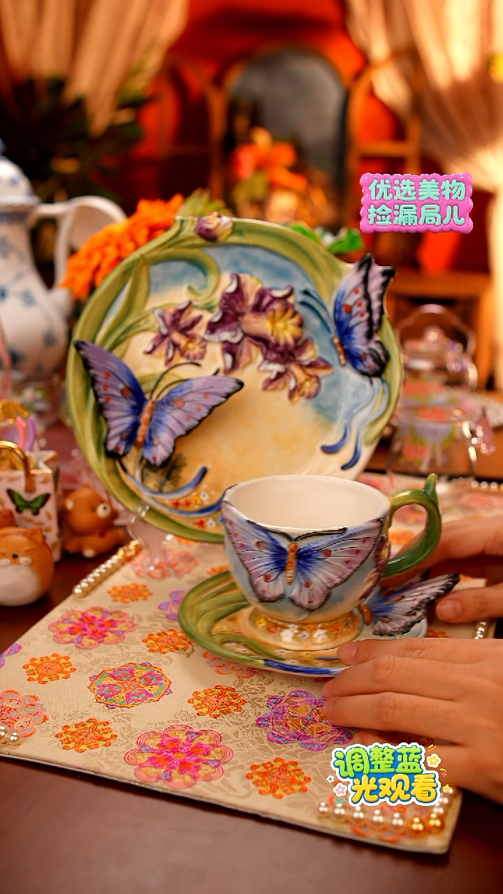 Miss甜甄选家居好物推荐--立体浮雕手绘蝴蝶花卉纹样咖啡杯套