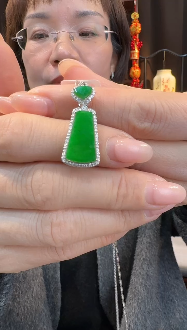 【闪购商品】翡翠吊坠(不含链)18K金镶嵌颈饰