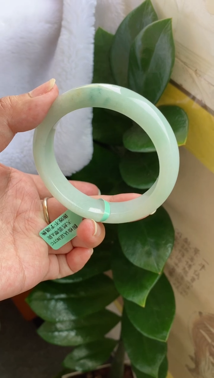 【闪购商品】翡翠手镯未镶嵌（胶润晴绿）6号有石纹
