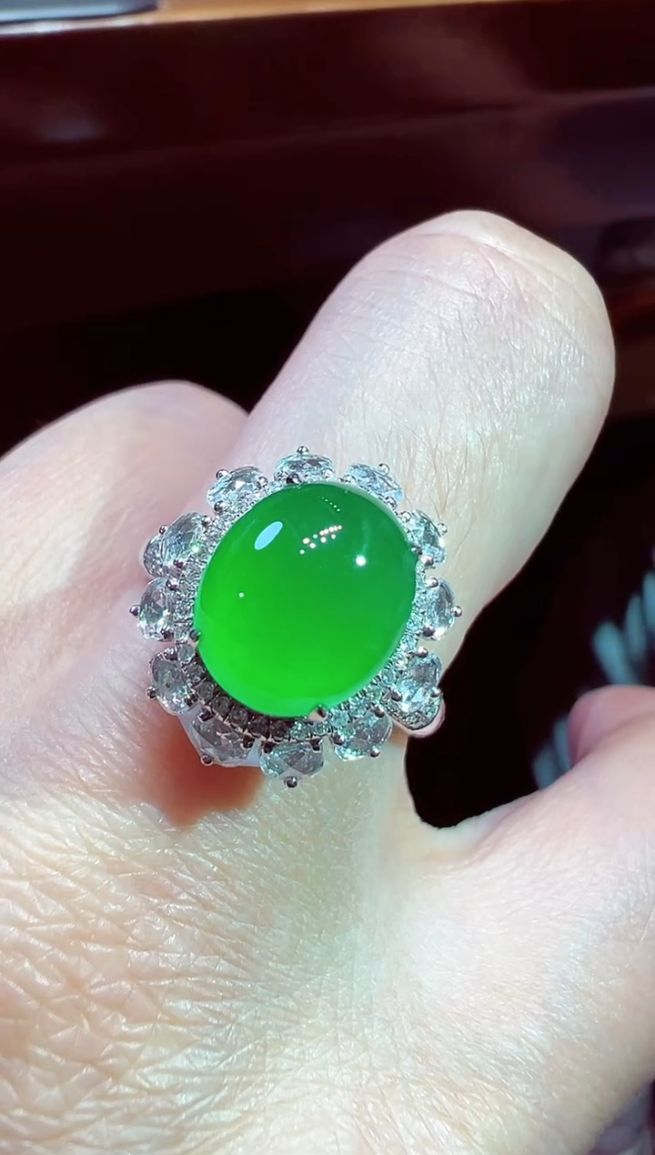 翡翠18K金镶嵌戒指蛋面