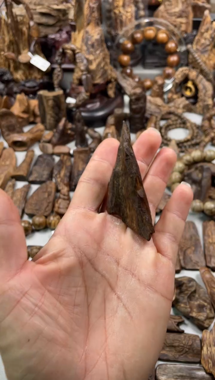 沉香沉香碎屑振****）达拉干  沉香