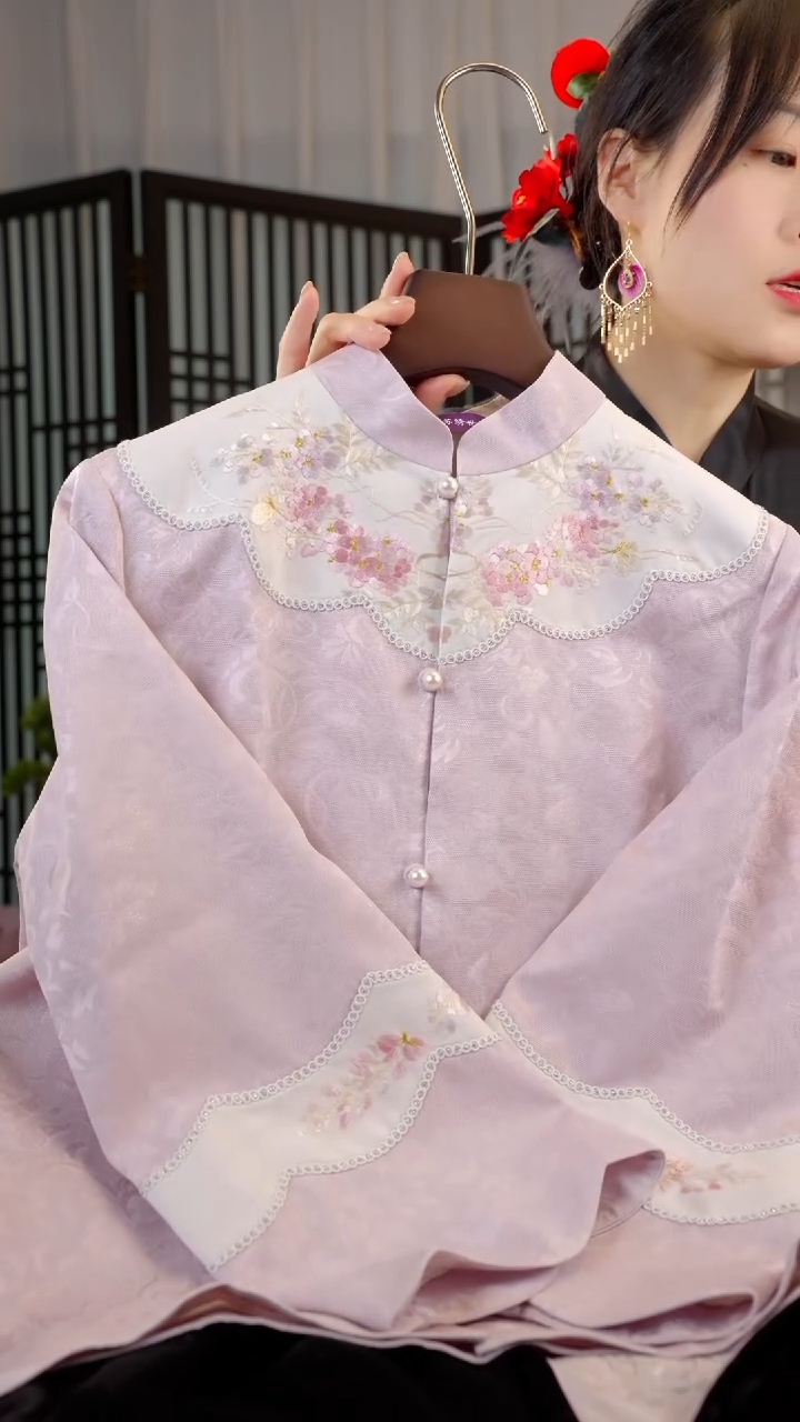 刺绣暾**桑M码上衣