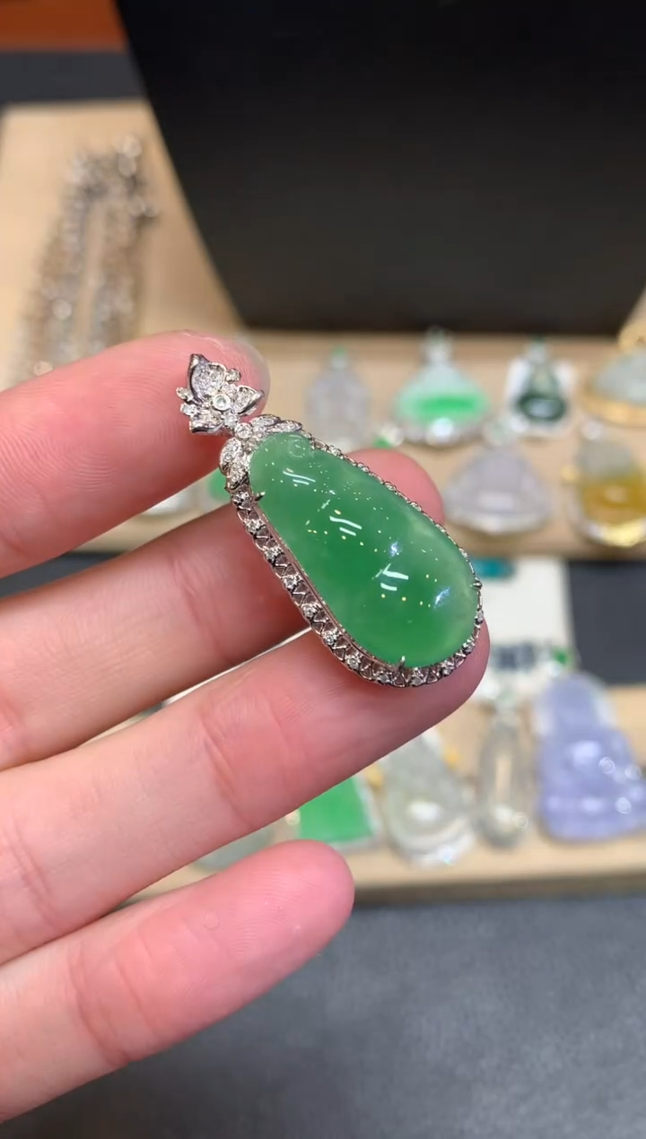 【闪购商品】翡翠颈饰18K金镶嵌福豆【无服务费】