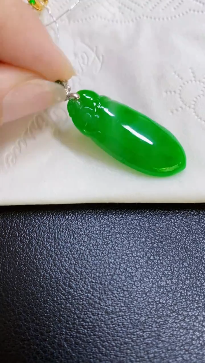 颈饰18K金镶嵌翡翠瓜