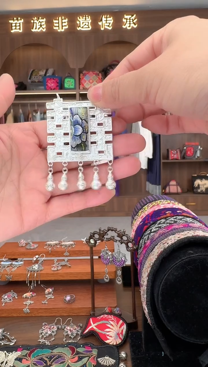 【闪购商品】织绣扶光苗绣传承82