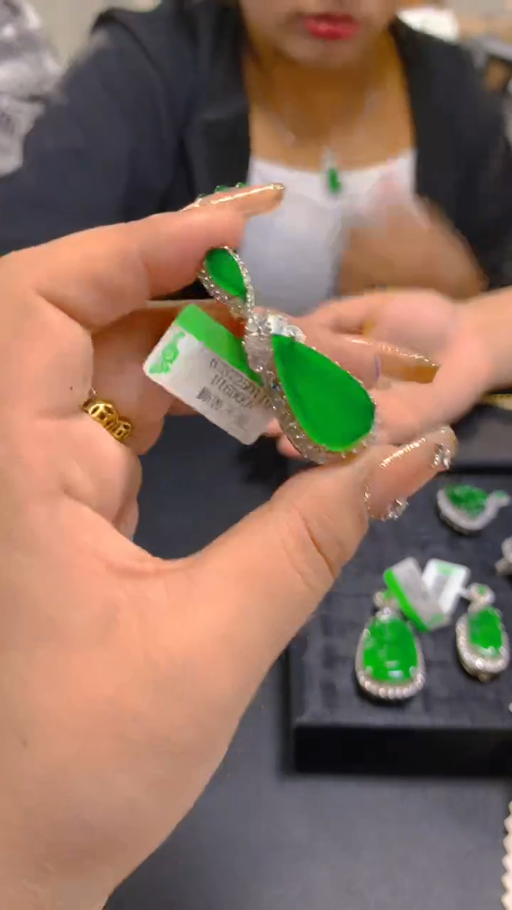 【闪购商品】翡翠吊坠(赠链)未镶嵌0950620082多样性发一