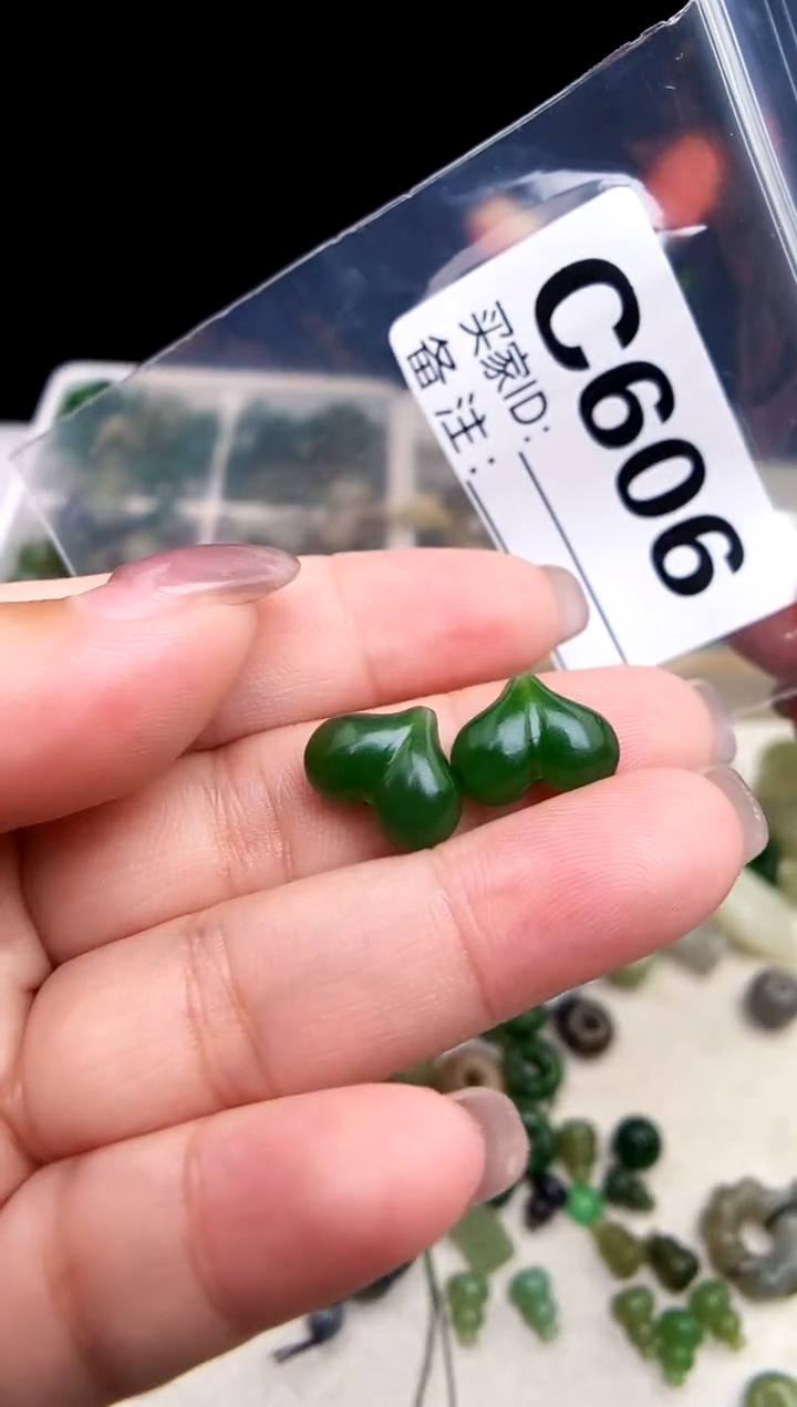 颈饰未镶嵌和田玉 一对