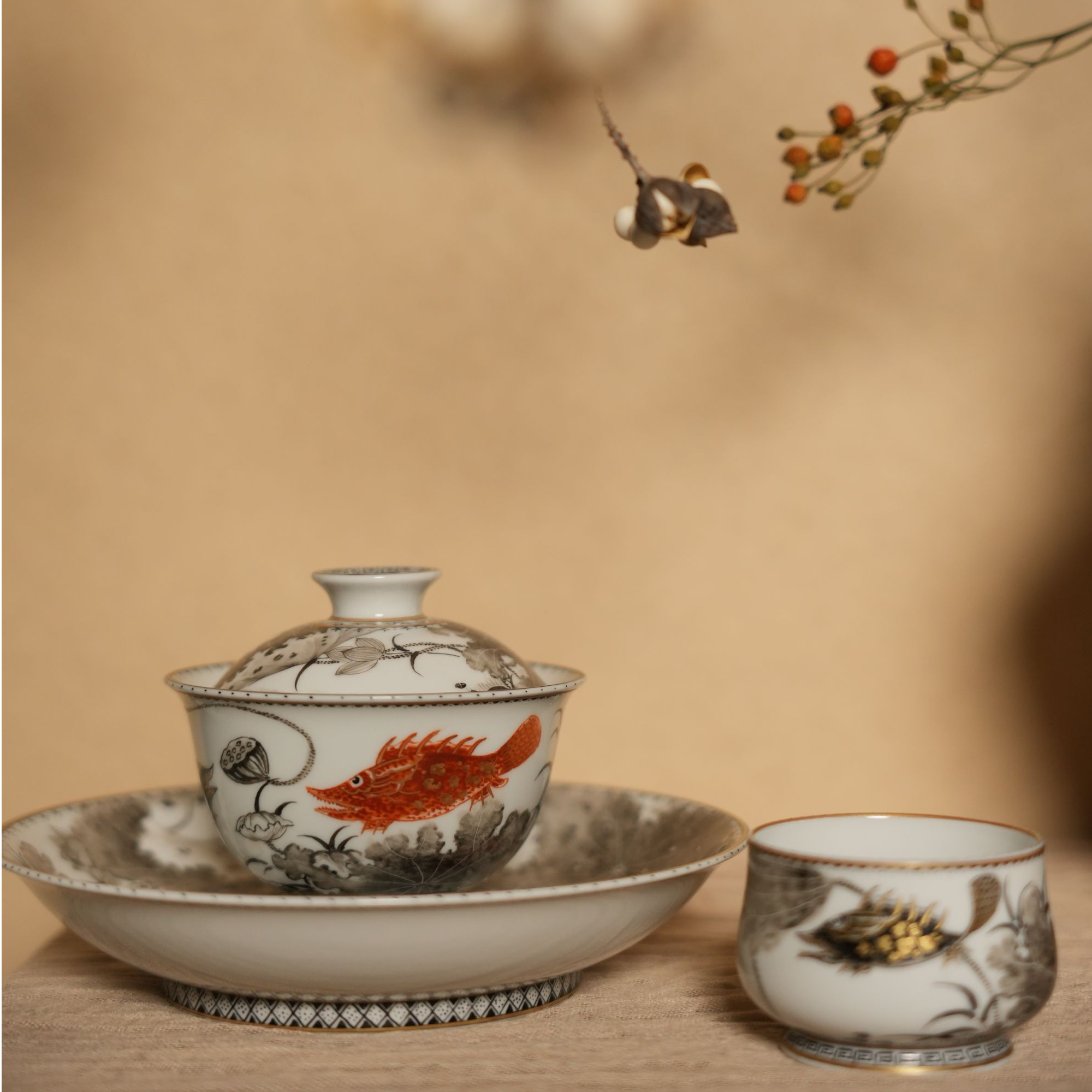 景德镇陶瓷钒红墨彩鱼藻盖碗壶承炉士杯
