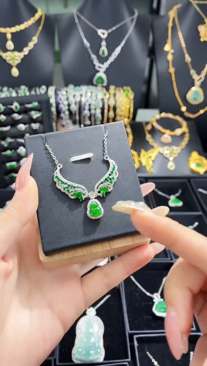 翡翠未镶嵌颈饰吊坠